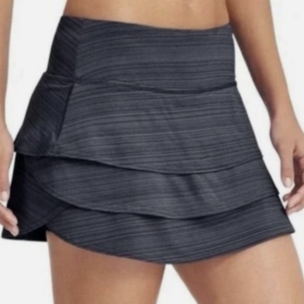 Athleta Swagger Ruffled Tierd sport skirt skort gray striped